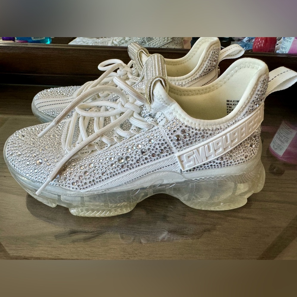 SM sneakers size 7
